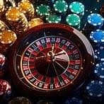 မြန်မာ ကစားသမား မိုဘိုင်းဖုန်းဖြင့် Online Slots ကစားနေသည့် မြင်ကွင်း